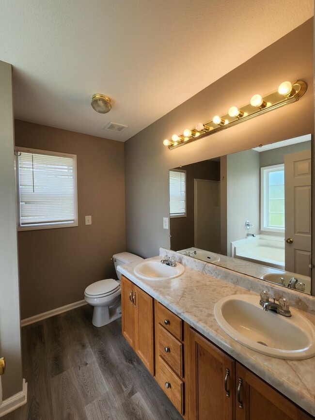 Building Photo - $1700 - 3 Beds 2 Bath + Bonus Room