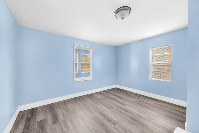 Building Photo - 1497 Silver Beach Rd