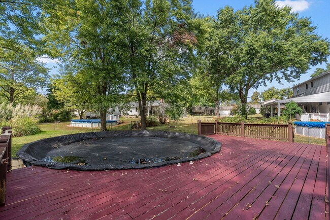 Building Photo - 33 Pershing Lake Dr