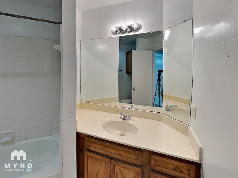 Building Photo - 1107 Peach Tree Cove