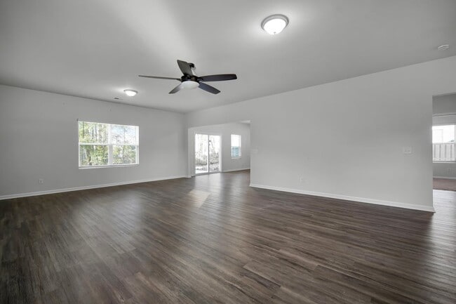 Building Photo - Great location in Richmond Hill