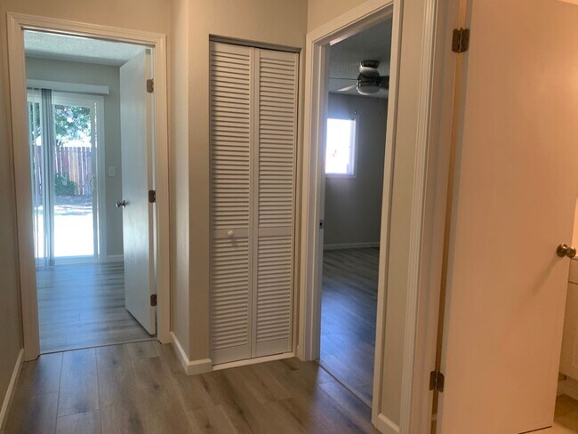 Building Photo - 5417 E Knoll Dr