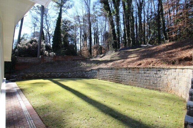 Building Photo - 4104 N Ivy Rd NE