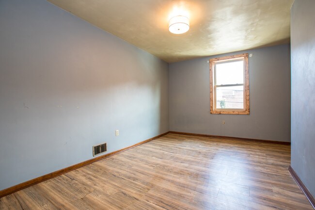 Building Photo - 2712 Sarah St