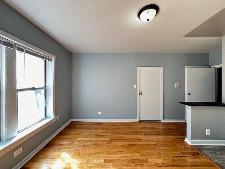 Building Photo - 5662 N Ridge Ave