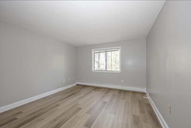 Building Photo - 19 Country Club Dr