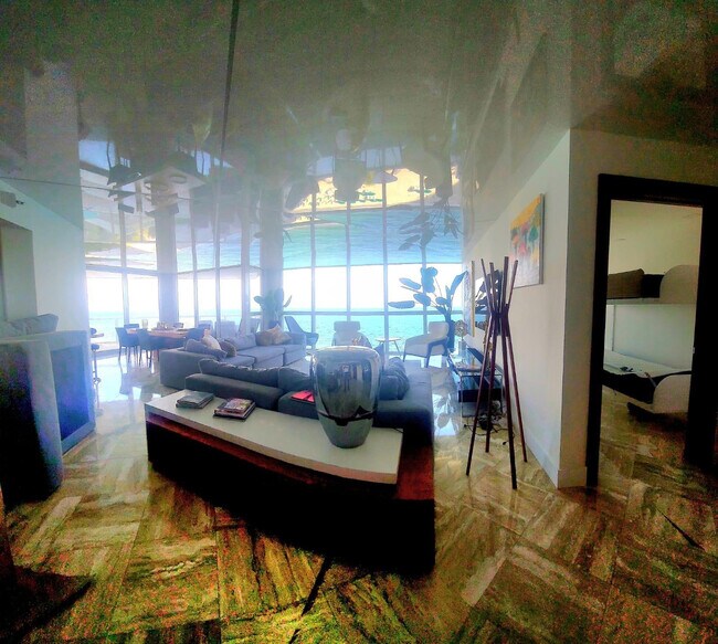 Building Photo - 16425 Collins Ave