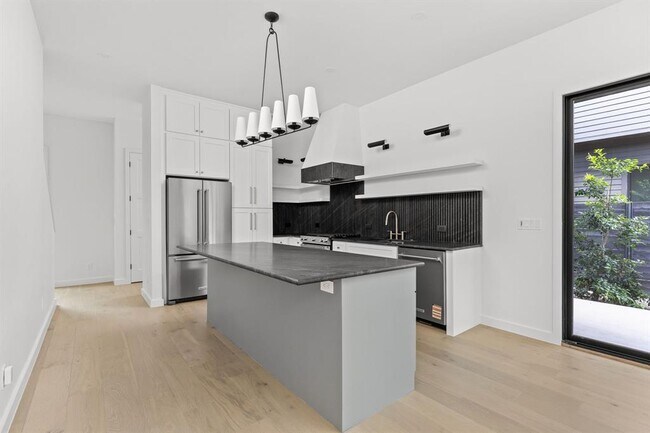 Building Photo - 912 1/2 E 50th St