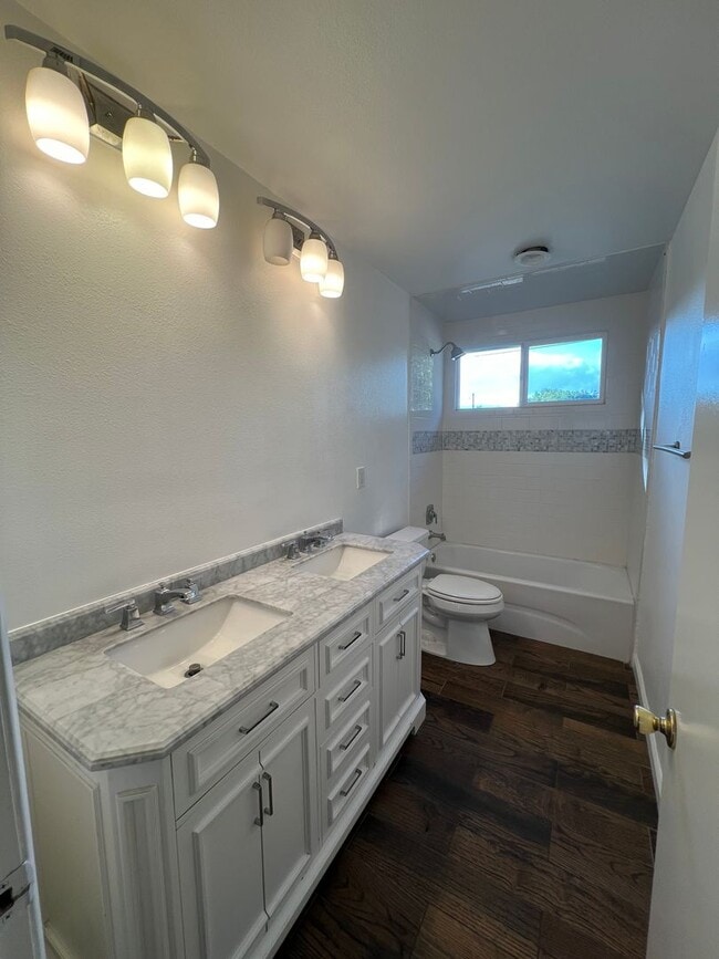 Building Photo - Centrally located single story 3 bed, 2 ba...