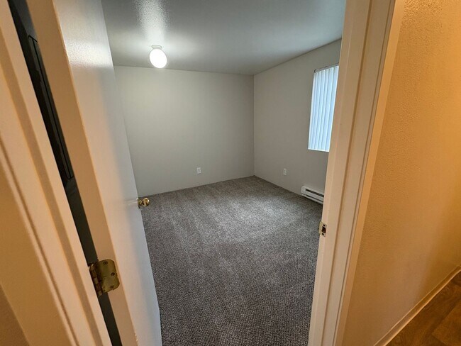 Building Photo - Don't Miss Out On This Deal! 2 Bed 2 Bath ...