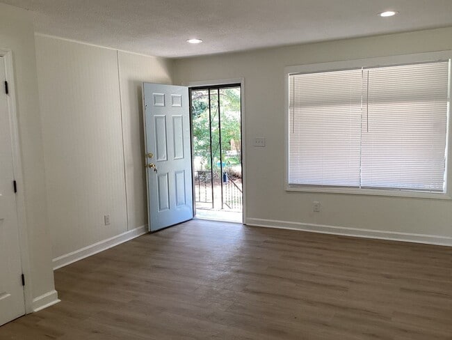 Building Photo - 3 Bed 1.5 bath House