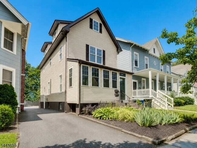 Building Photo - 60 Montague Pl