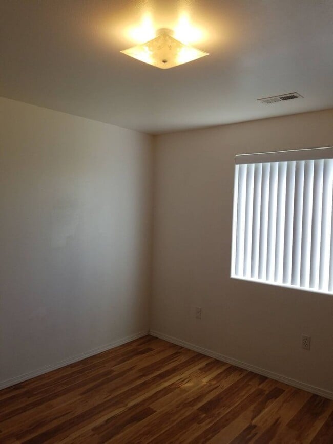 Building Photo - April Rent FREE - Double Car Garage & Fenced Yard