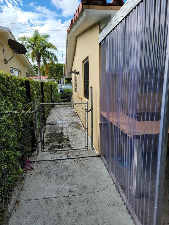 Building Photo - 3375 SW 28th St