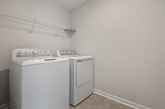 Building Photo - Gorgeous end-unit townhome near Brier Creek!