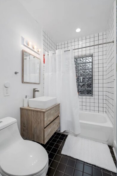 Building Photo - 1600 Central St