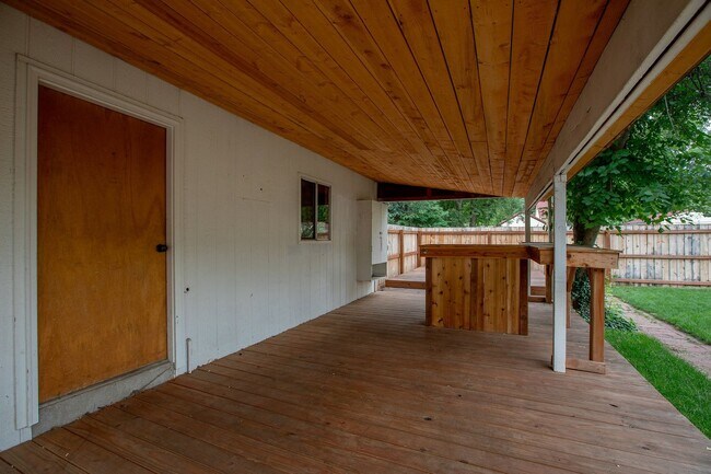 Building Photo - Charming 3 bedroom/2 bathroom Single Family Home!