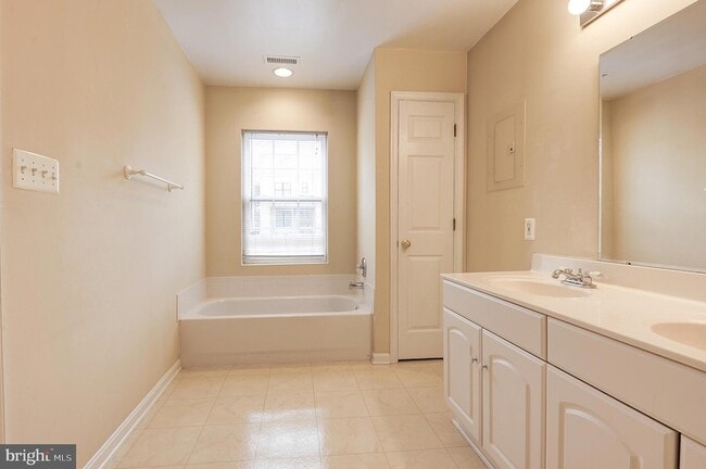 Building Photo - 1300 N Taylor St