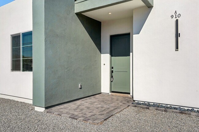 Building Photo - 910 E Roma Ave