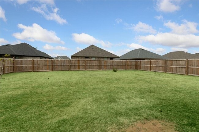 Building Photo - 1041 Lakeview Dr