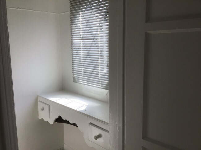 Vanity closet - 112 N Kings Rd