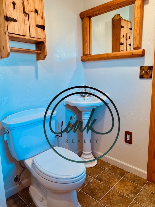 Building Photo - Charming Cabin-Style Home with Stunning To...