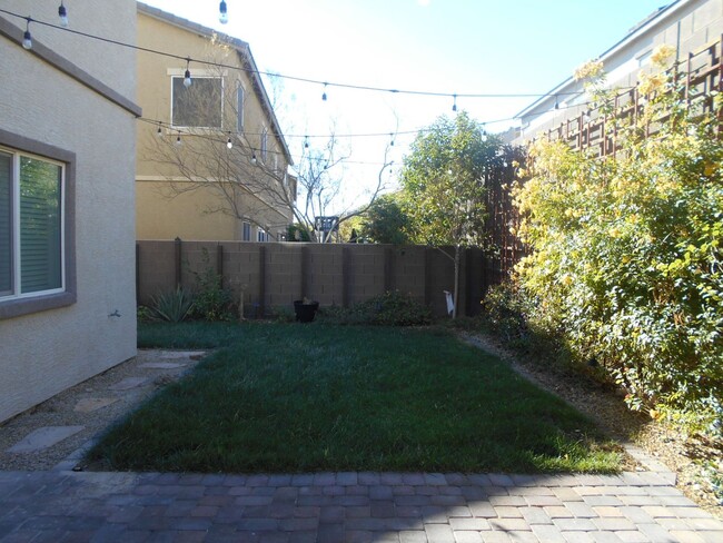 Building Photo - Spacious 4-Bedroom Home in Gated North Las...