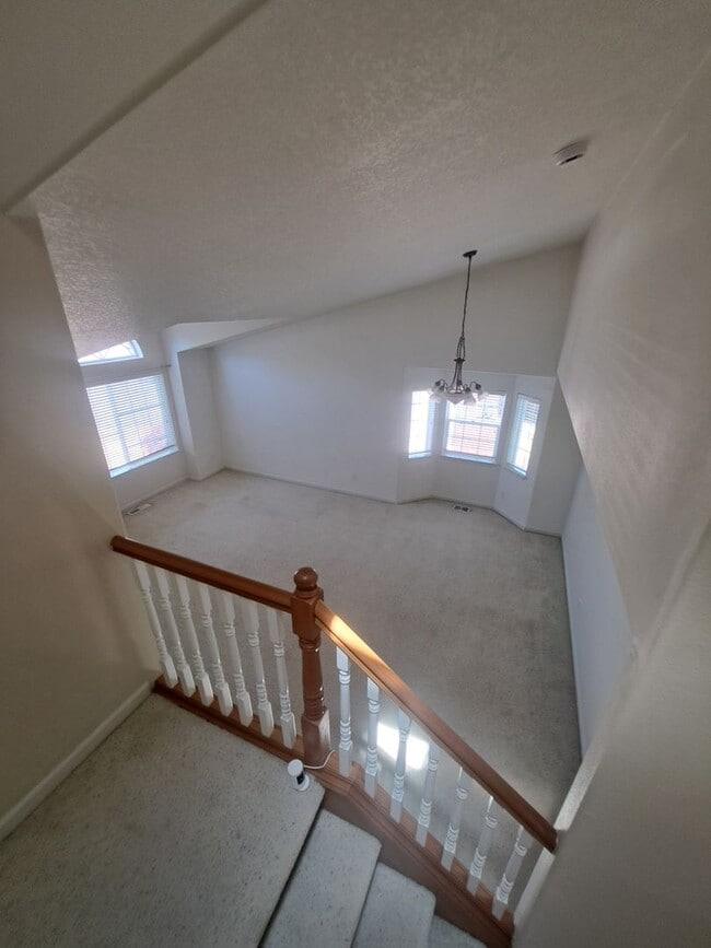 Building Photo - Beautiful setting 4 bedroom A/C Available Now