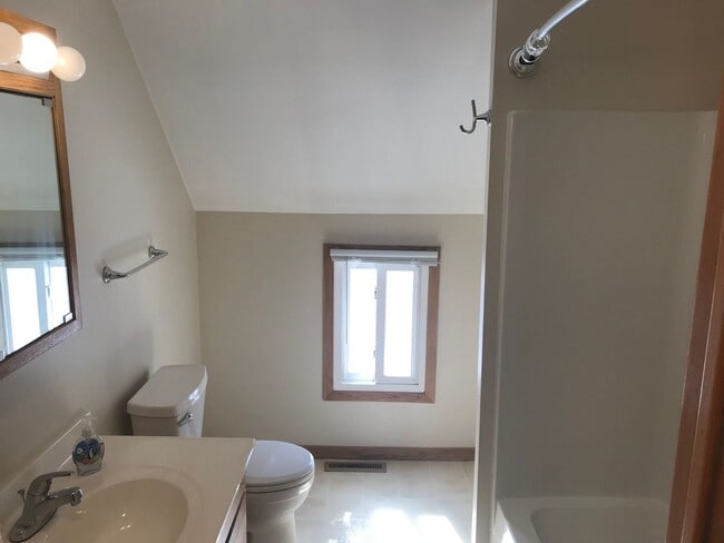 Building Photo - 409 Fairview Ave N