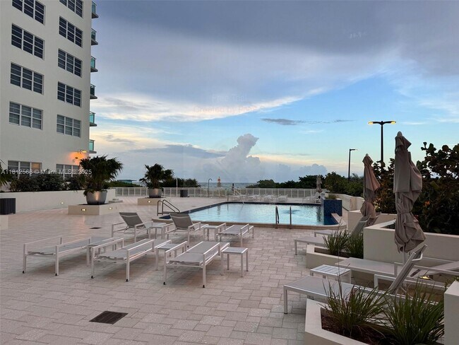 Building Photo - 6917 Collins Ave