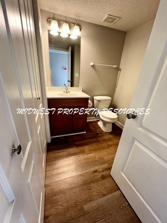 Building Photo - Stunning 3 Bedroom townhome w/ outdoor Maintenance provided