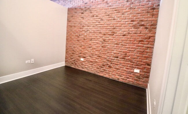 Building Photo - 882 S Clark St