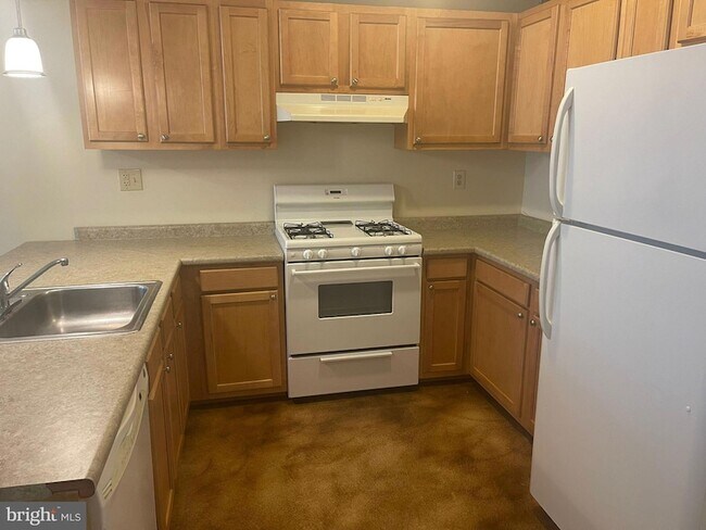 Building Photo - 609 Summit Ave