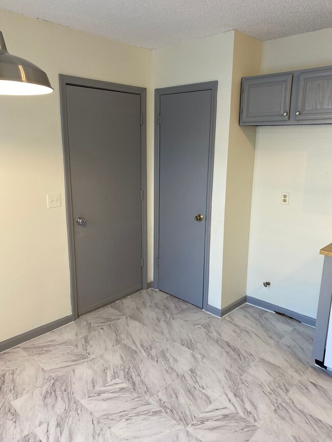 Building Photo - 2 Bed 1 Bath 1 Car Garage Duplex in Centra...