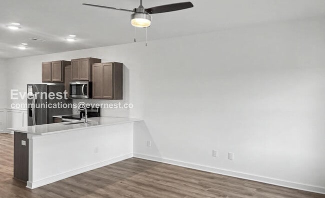 Building Photo - 3 Bed/3 Bath Townhome with Off-Street Parking / Pet-Friendly / Vouchers Accepted / Available Now!