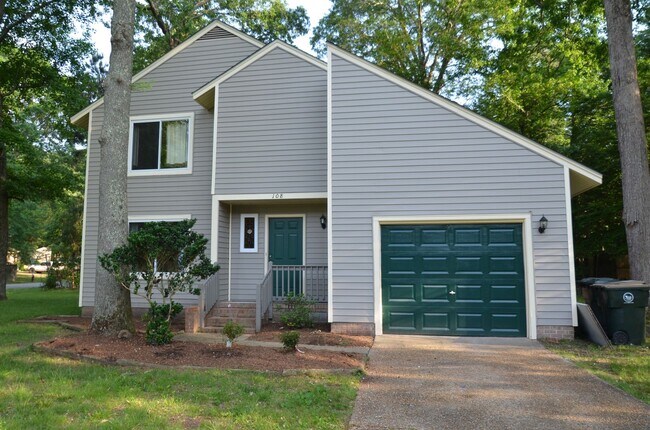 Primary Photo - Spacious Yorktown Gem with New Flooring & Vaulted Ceilings