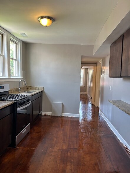 Building Photo - 1640 N Lamon Ave