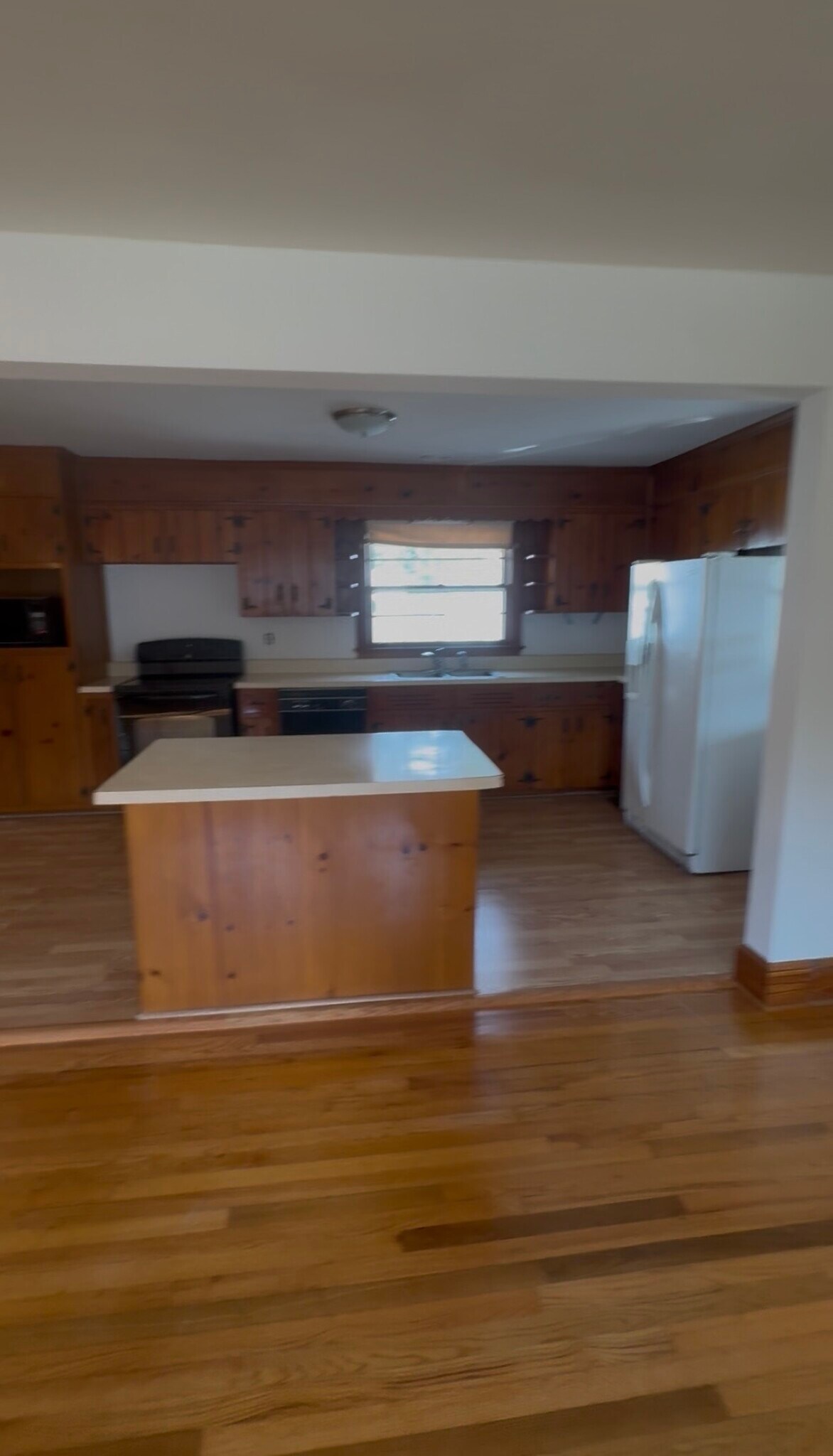 Kitchen Island - 2904 Norfolk St