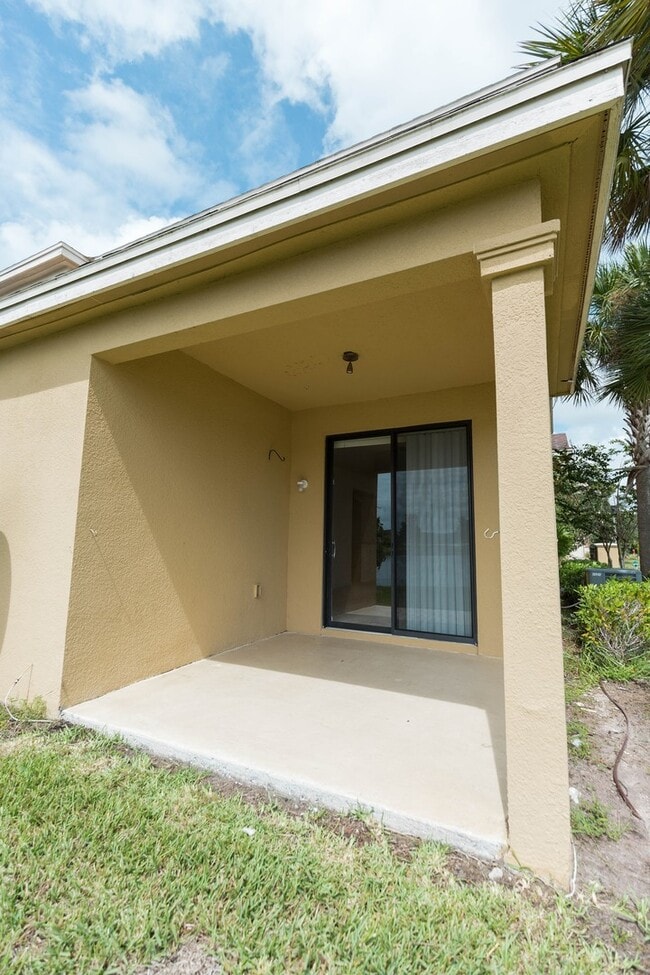 Building Photo - Beautiful spacious 4 bedroom, 2.5 bathroom townhome!