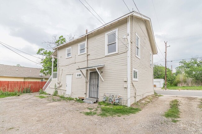 Building Photo - 2407 S New Braunfels Ave