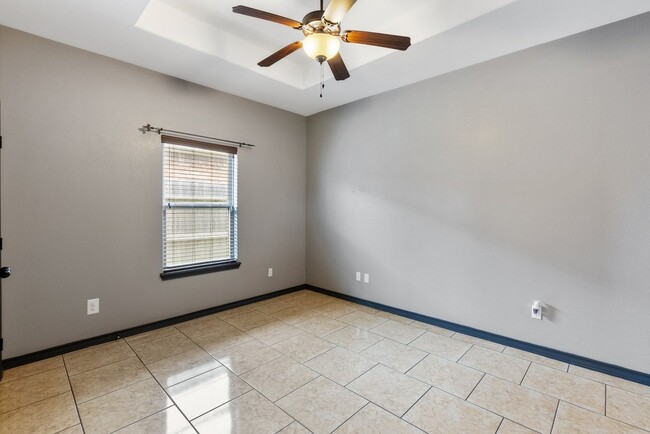 Building Photo - 4 bedroom 3 bathroom-Rodd Field/Yorktown