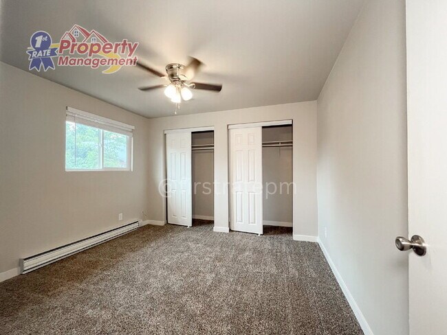 Building Photo - 1030 E Floral Ln
