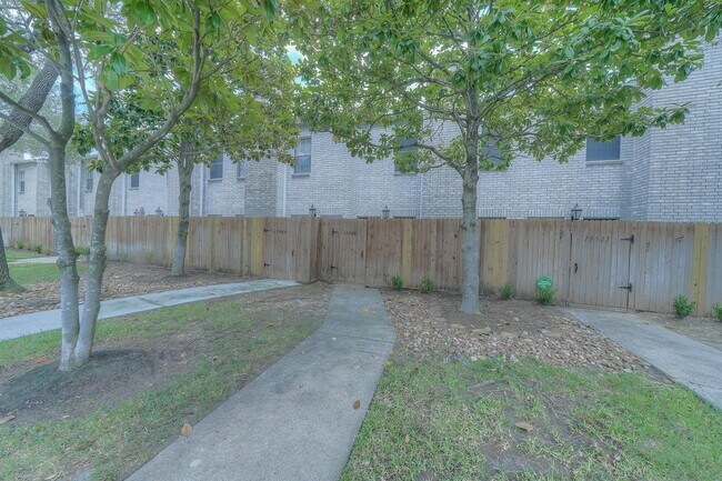 Building Photo - 17583 Red Oak Dr