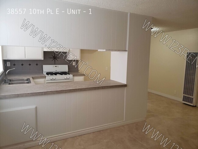 Building Photo - 1BD/ 1BTH 1ST FLOOR APT EAST PALMDALE