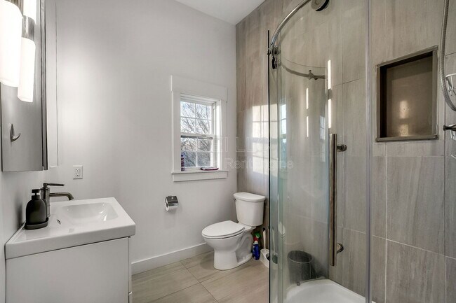 Building Photo - 925 E Madison St