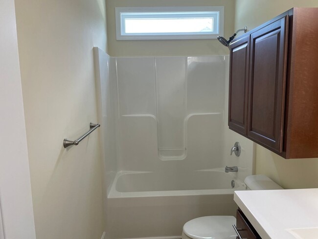 Building Photo - 3 Bedroom 2 Bathroom House with Large Fenc...