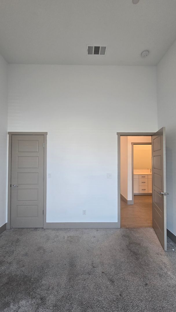 Building Photo - 9405 Parkwood Manor Dr