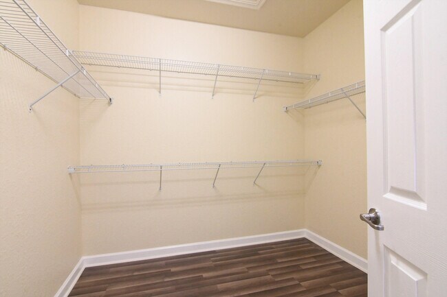 Building Photo - 10366 Wellington Parc Dr