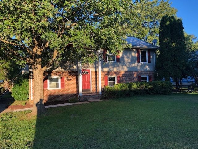 Primary Photo - Large Split-Level Home Near Harrison Crossing