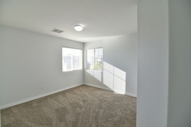 Building Photo - BEAUTIFUL 4BED/3BATH Home w/ 2 Car Garage ...